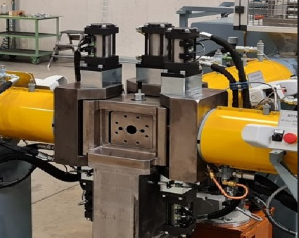 Three extruders connected to a new “Triplex head” configuration.